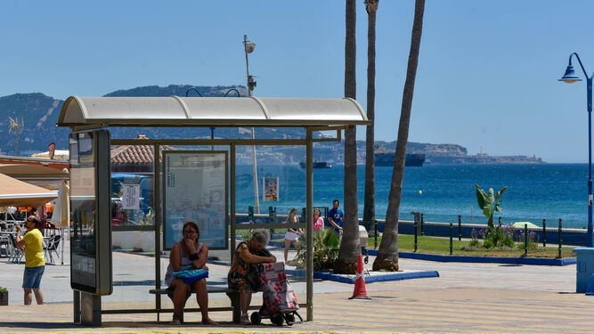Imagen de archivo de personas esperando el autobús en una de las playas de Cádiz