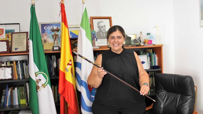 Inmaculada Sánchez Zara posa con el bastón de alcaldesa de Conil, en una imagen del pasado viernes.