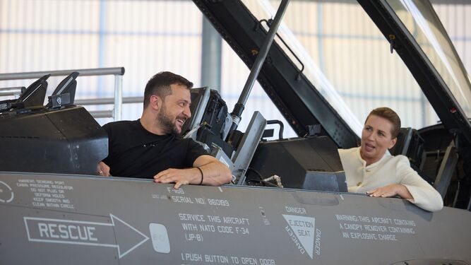 Volodimir Zelenski y Mette Frederiksen en un caza F-16.
