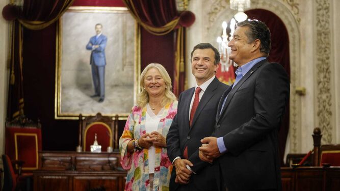 Antonio Sanz, en el salón de Plenos del Ayuntamiento de Cádiz, junto a Bruno García y Mercedes Colombo, delegada del Gobierno andaluz en Cádiz
