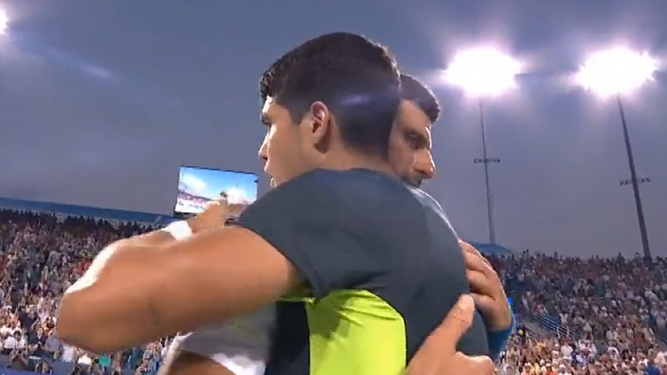 Djokovic y Alcaraz se abrazan al finalizar el partido en Cincinnati.