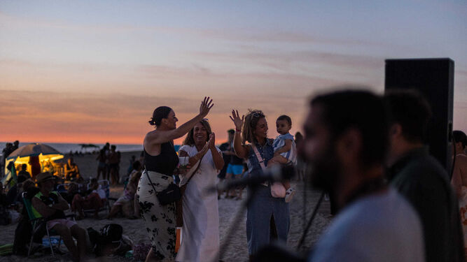 Fiesta en la playa de Camposoto con el See you sun.