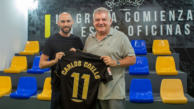 Carlos Coello recibió de manos de Manuel Vizcaíno una camiseta personificada.