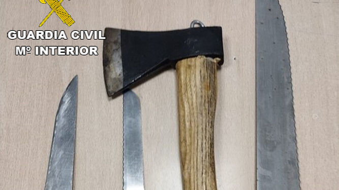 Imagen del hacha y de los tres cuchillos que portaba el agresor