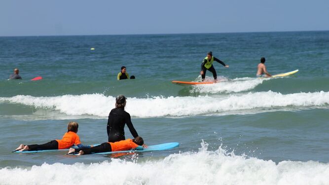 Jóvenes surfistas iniciándose en este deporte