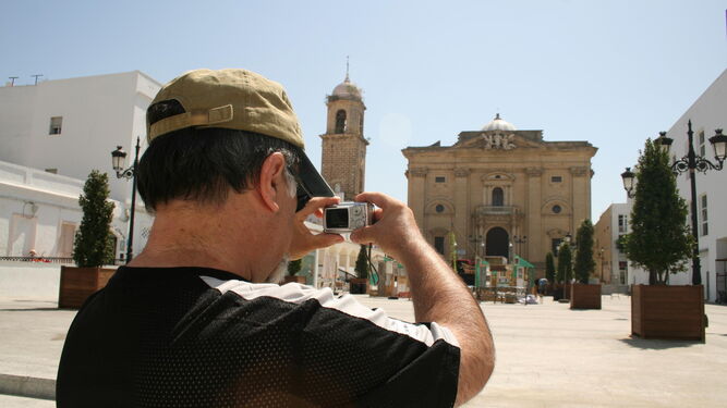 Un turista visita el centro de la ciudad.