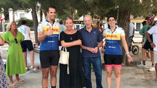 Guillermo Cuenca ha concluido en El Puerto el reto ciclista a favor de la APU.