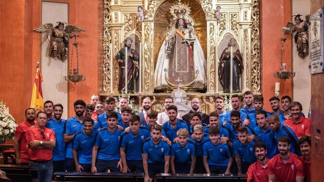 El equipo isleño realizó la tradicional ofrenda a la Patrona, la Virgen del Carmen, en la previa del inicio de la Liga.