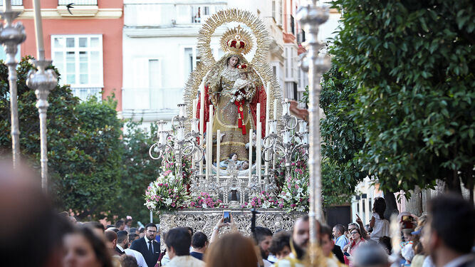 La Virgen de los Desamparados en su salida procesional de 2019.