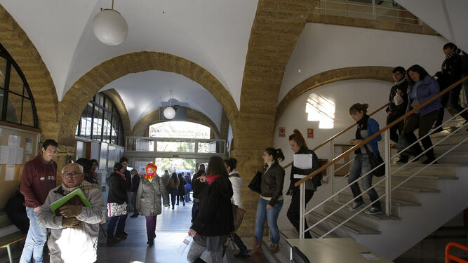 Estudiantes  en la Facultad de Filosofía y Letras de la UCA , en el campus de Cádiz