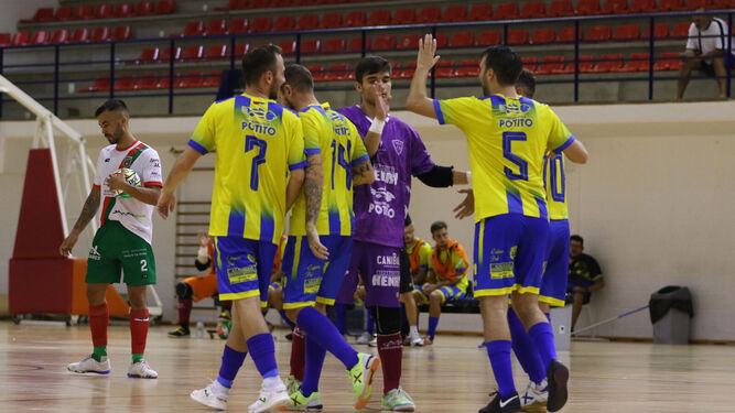Los jugadores del Cádiz CF Virgili celebran uno de sus goles ante el CD Benalup FS.