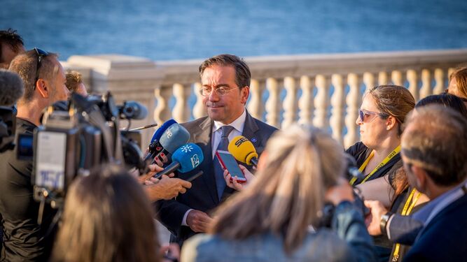 El ministro José Manuel Albares, ayer en Cádiz durante su intervención con los medios de comunicación.