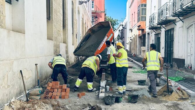 Operarios trabajando este verano en las obras del proyecto Ciudad Amable.