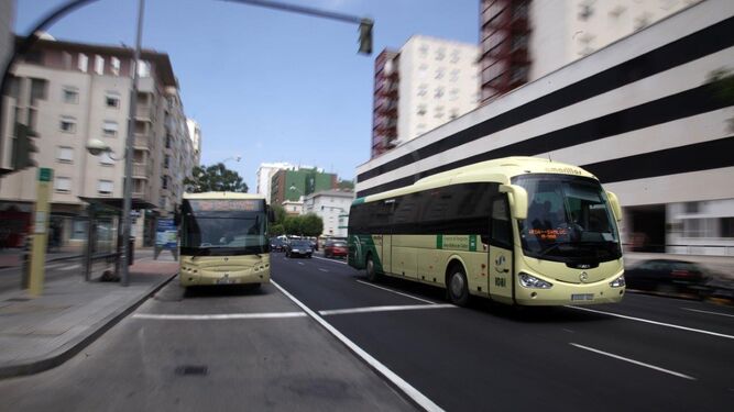 Autobuses del Consorcio frente al hospital Puerta del Mar.