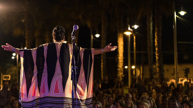 Carolina Castilla, en una de las citas de La Isla Ciudad Flamenco, ante el público.