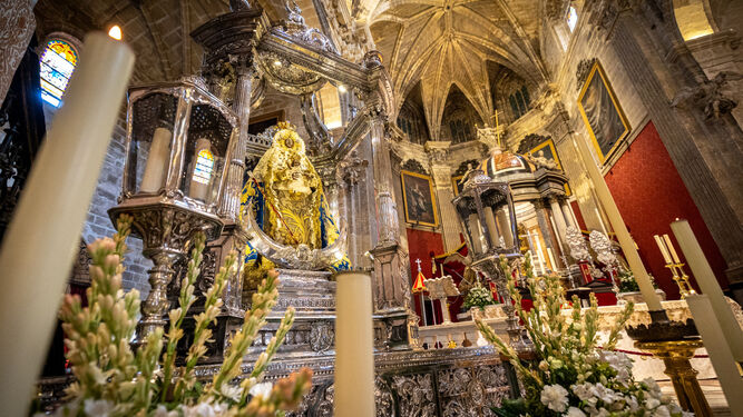La Patrona de El Puerto, en el altar de la Basílica de Los Milagros.