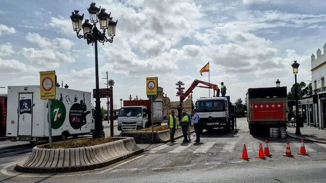 Trabajos previos a las obras de la segunda pasarela peatonal sobre el Guadalete.
