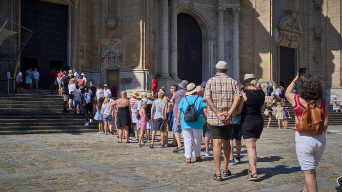 Colas de turistas para acceder a la Catedral.