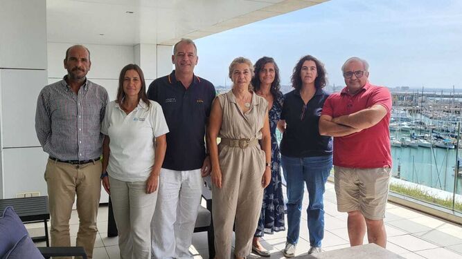 Foto de familia de los asistentes a la reunión en las magníficas instalaciones de Puerto Sherry.
