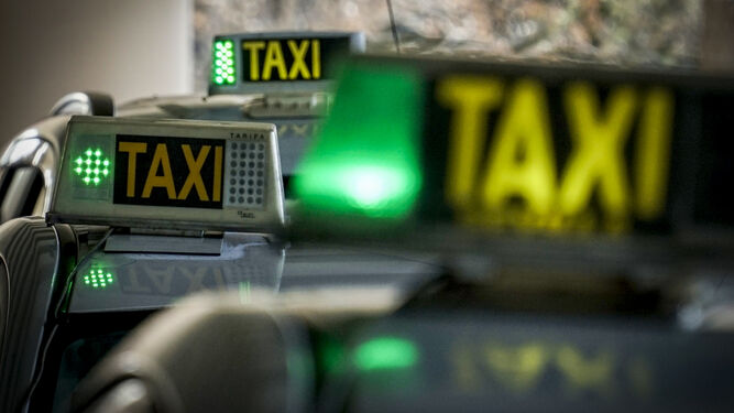 Una imagen de taxis en una parada.