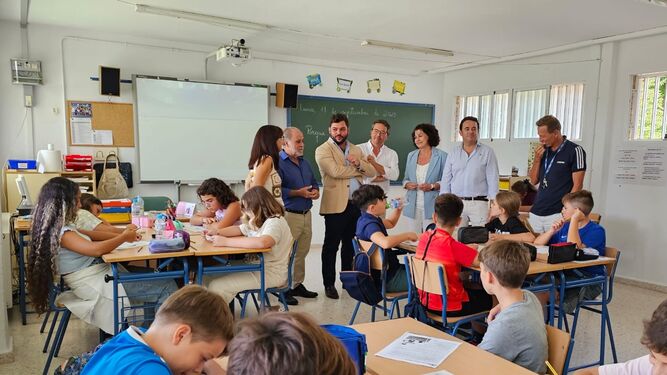 El gobierno local de Arcos visita el colegio San Miguel en el primer día de clase.