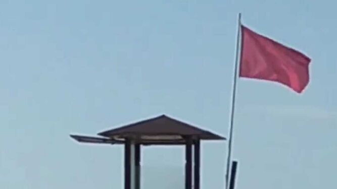 La bandera roja ondea en varias playas de la Costa Oeste.