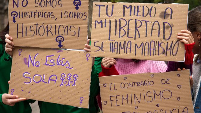 Concentración tras la supuesta agresión  sexual  en grupo a dos niñas de 12 y 13 años en Logroño