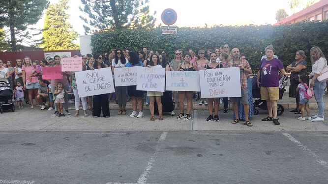 Protesta de los padres y madres del CEIP El Juncal el pasado miércoles.