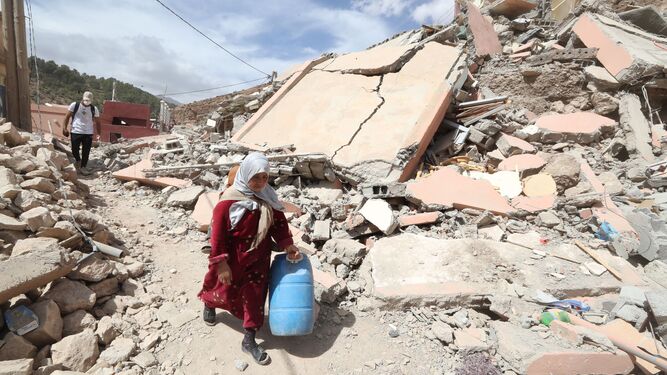 Un par de personas camina entre las ruinas de una población afectada por el terremoto de Marruecos.