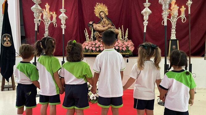 Pequeños escolares de Las Carmelitas, a los pies de la Virgen de las Angustias del Caminito.