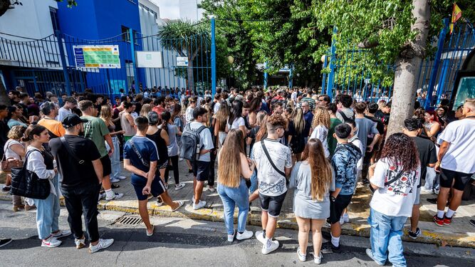 Un buen número de alumnos esperando para entrar en el IES San Severiano.