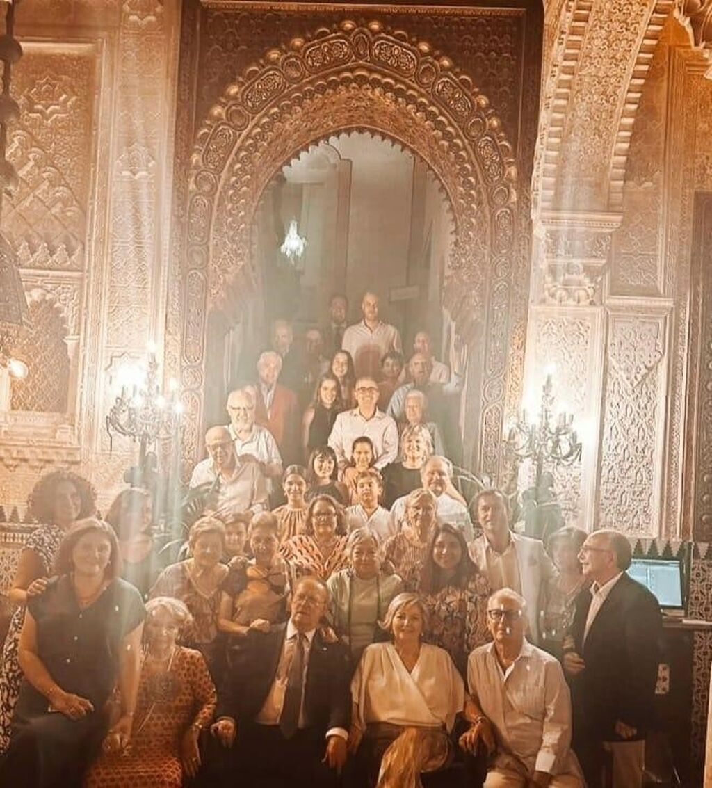 Los anfitriones Manuel Fern&aacute;ndez de la Puente y Choni Castellano,  con el grupo de familiares y amigos durante la celebraci&oacute;n de las bodas de pro.