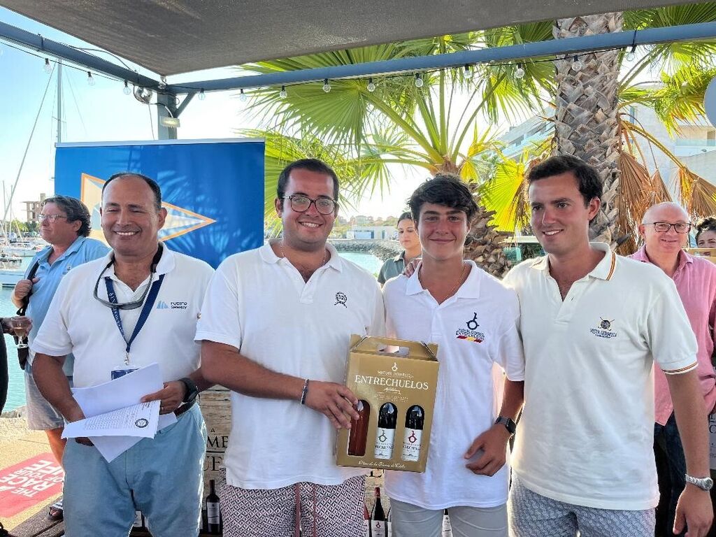 Miguel Domecq  Montijano con los hermanos Joaqu&iacute;n y Javier Moreno, durante la entrega de trofeos.