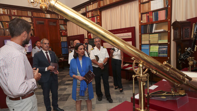 La ministra durante su visita al Real Observatorio de la Armada.