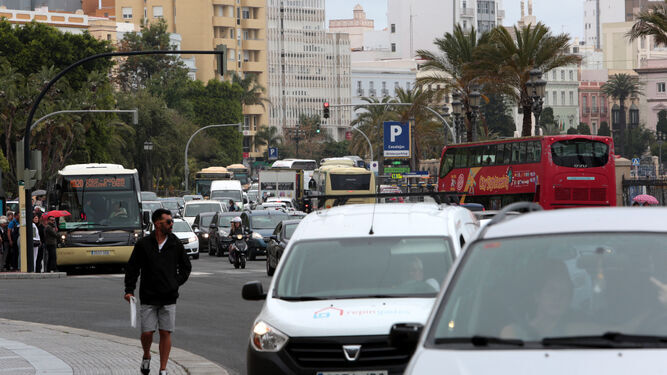 Tráfico denso en la avenida del Puerto de la capital gaditana