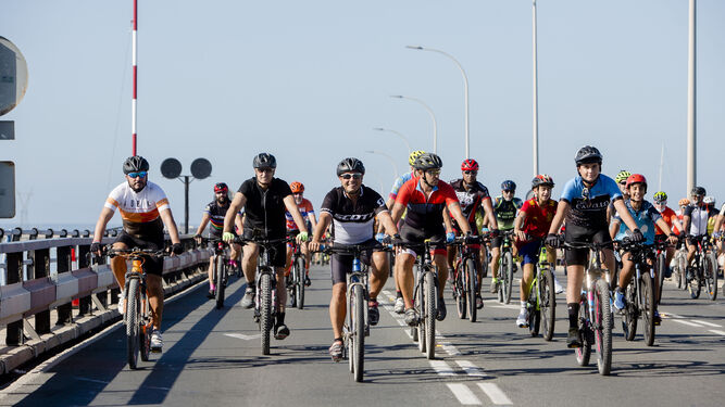Una imagen de la 'bicifestación' realizada por el puente Carranza en el año 2021.