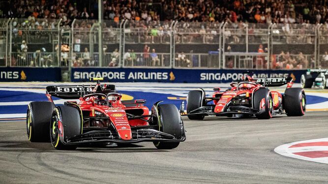 Carlos Sainz lidera la prueba en Singapur por delante de Leclerc.