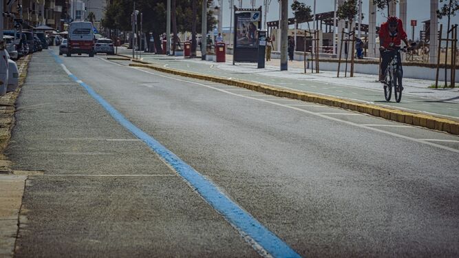 La línea azul identificativa del estacionamiento regulado en el Paseo Marítimo.
