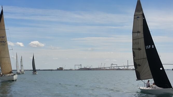 'Cádiz con Elcano', en primer plano, durante la salida de la primera etapa en aguas de la Bahía.