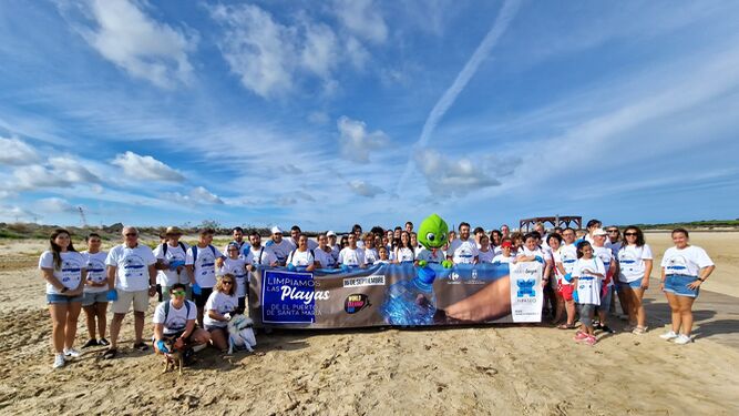 Una imagen de la jornada voluntaria para limpiar la playa de La Puntilla organizada por el centro comercial El Paseo.