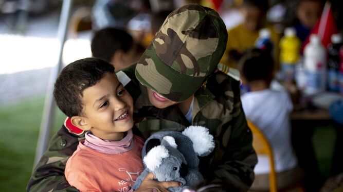 Militares marroquíes juegan con niños en un improvisado jardín de infancia para menores afectados por el terremoto en Amizmiz, al sur de Marruecos.