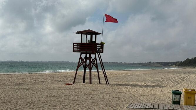 La bandera roja izada en la playa de Costa Oeste.