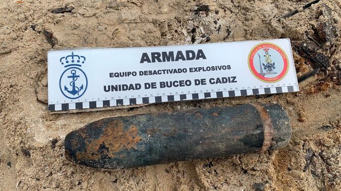 El proyectil neutralizado por la Unidad de Buceo de Cádiz de la Armada en la playa de Camposoto.
