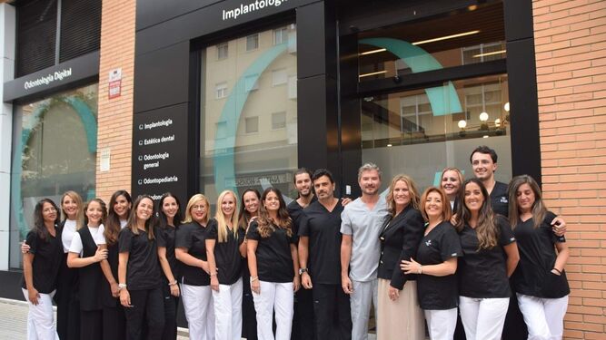 Todo el  personal de la Clínica Dental Copano, en la entrada del local, durante la inauguración de las nuevas dependencias en la calle Doctor Gómez Plana, 19.