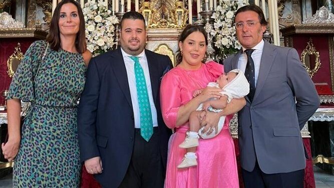 Sergio Rosendo y Gabriela Nazareno, con su hijo Manuel y los padrinos, Rocío Rubio y David Iglesias, tras finalizar la ceremonia religiosa en la iglesia de La Palma.