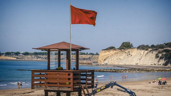 La bandera roja, este miércoles en la playa de Fuentebravía.