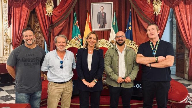 El alcalde y la presidenta de la Diputación, con integrantes del CRAP.