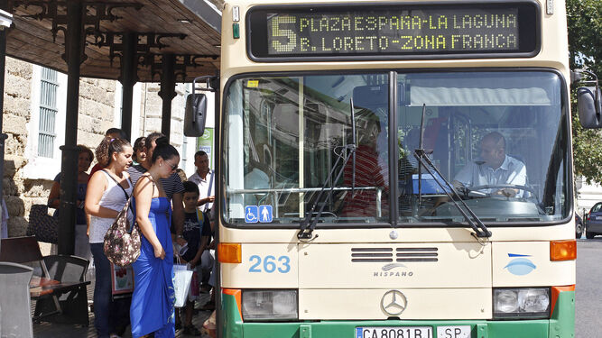 Un autobús de la línea 5 en la parada de la plaza de España.