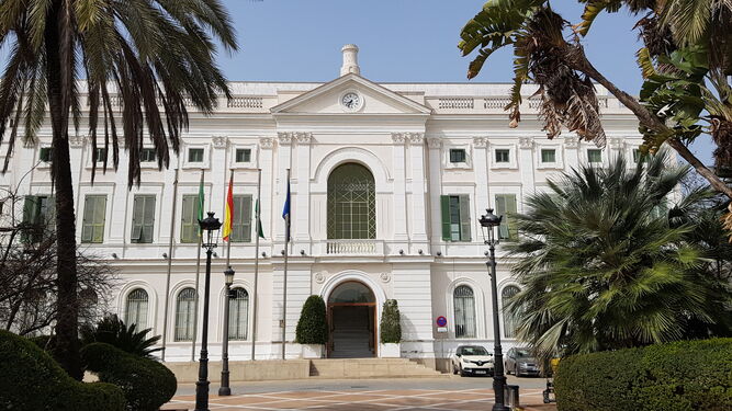 La fachada principal del Ayuntamiento de El Puerto.