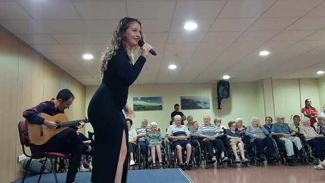 Emotiva actuación de Ana Galvín para los usuarios de Alzheimer en San Fernando.